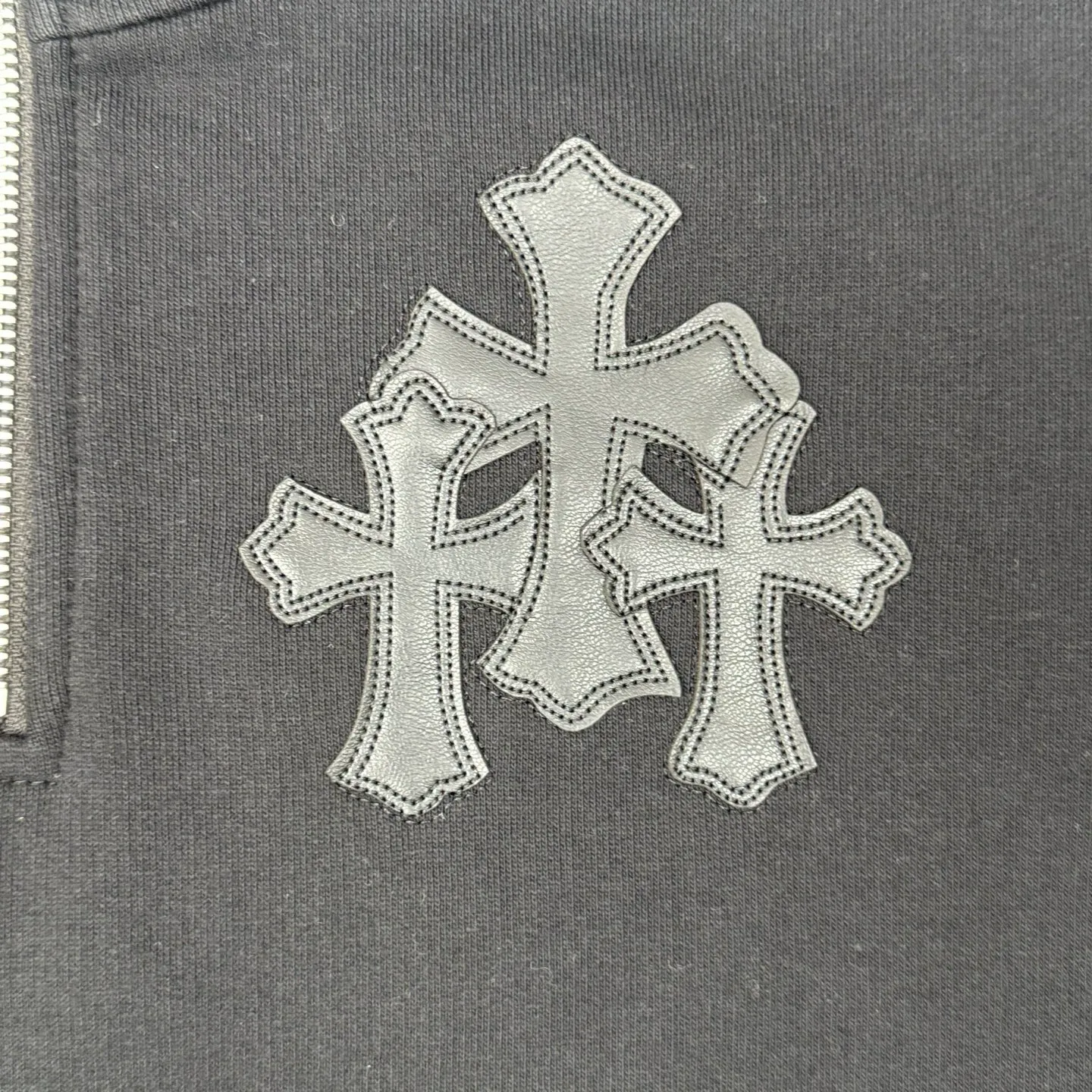 P406 Chrome Heart FW25 leather cross half-zip sweatshirt Size: S/M/L/XL Made of high-weight pure cotton terry fabric Pre-shrunk to ensure wearing stability Three-dimensional leather cross label Half-zip neckline with dagger-shaped zipper pull Combined with curved hem tailoring and kangaroo pocket